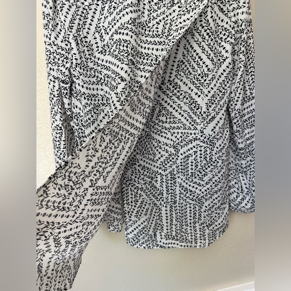 CABI Split Back Button Up Top - Picture 5 of 6